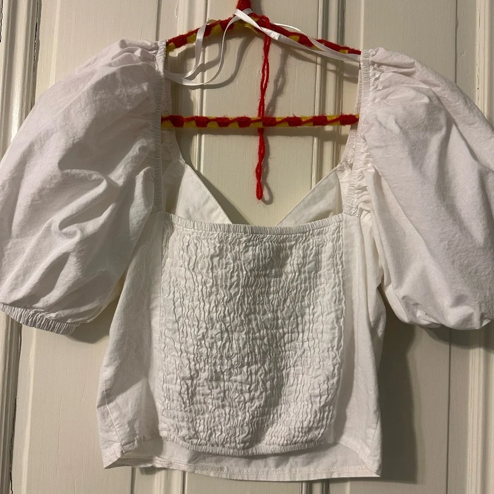 Abercrombie & Fitch White Puff-Sleeve Crop Top with Front Keyhole